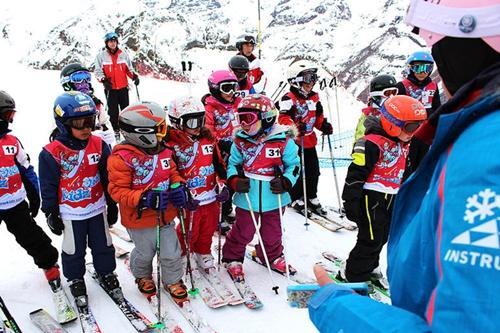 Entre os dias 18 e 23, resort chileno recebe uma série de atividades na neve, incluindo o Snow Kidz e provas amadoras de Ski e Snowboard / Foto: Divulgação / CBDN